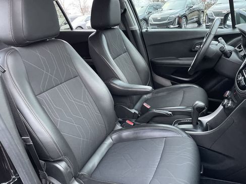 Used 2019 Chevrolet Trax LT w/ LT Convenience Package image 14