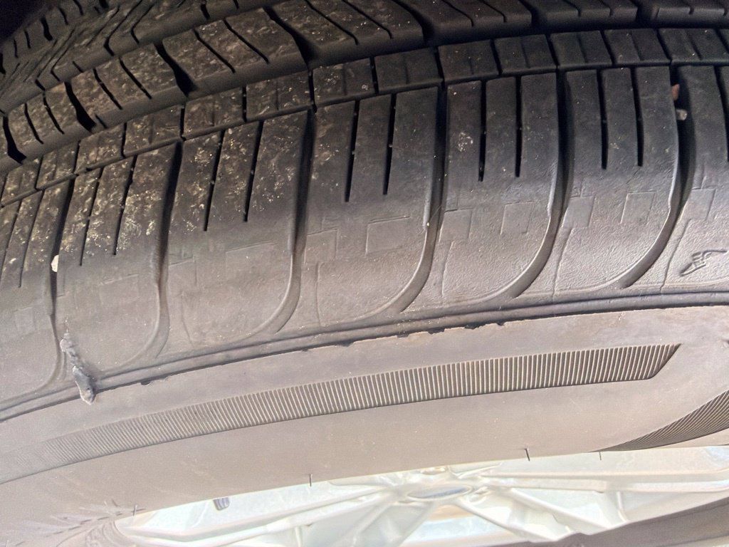 Used 2022 Ford Explorer XLT w/ Equipment Group 202A AWD/4WD image 33