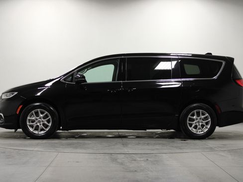 Used 2024 Chrysler Pacifica Touring-L image 7