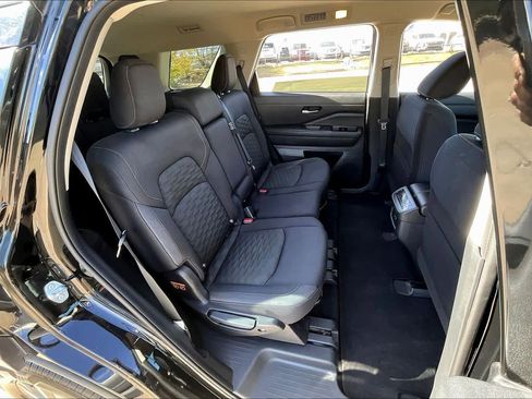 Used 2022 Nissan Pathfinder SV image 17