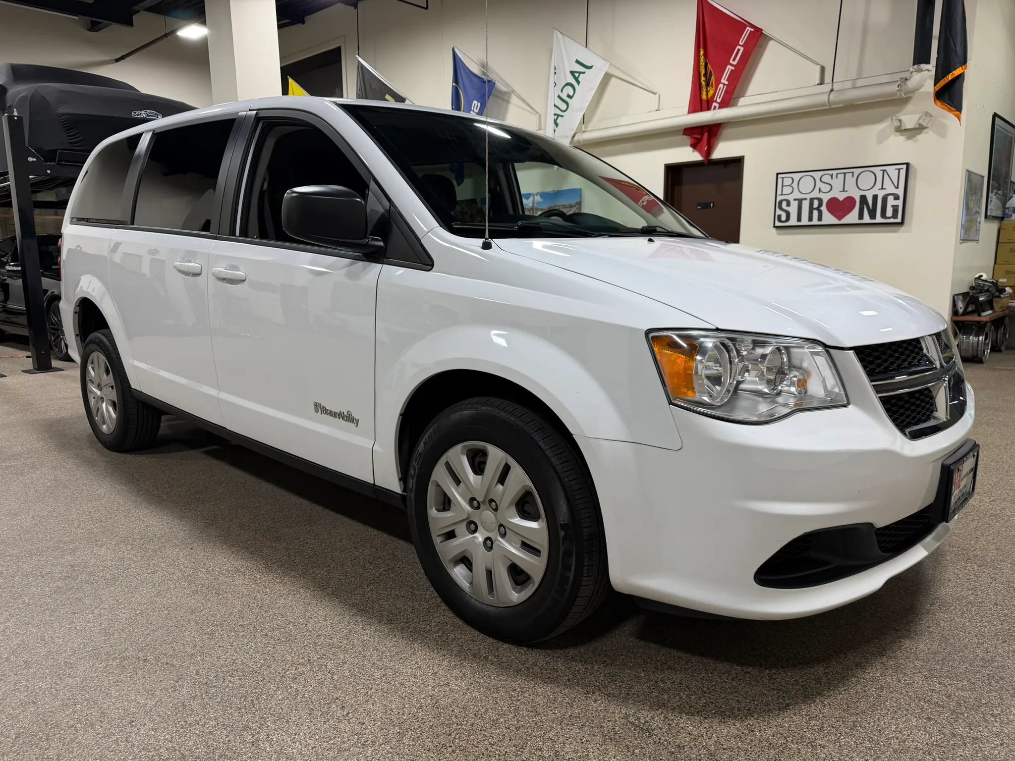 Used 2018 Dodge Grand Caravan SE FWD image 15