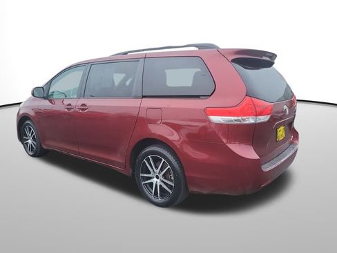 Used 2011 Toyota Sienna LE image 3