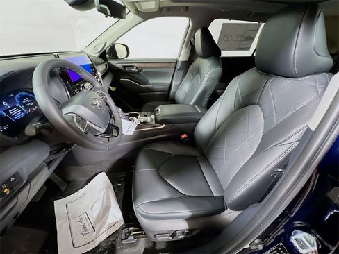 Used 2026 Toyota Highlander Platinum image 18