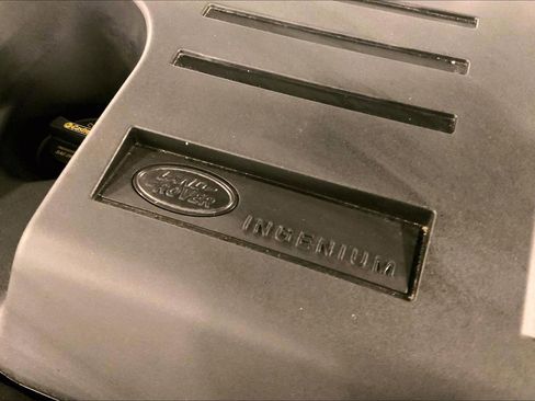 Used 2025 Land Rover Defender 130 X-Dynamic SE image 32