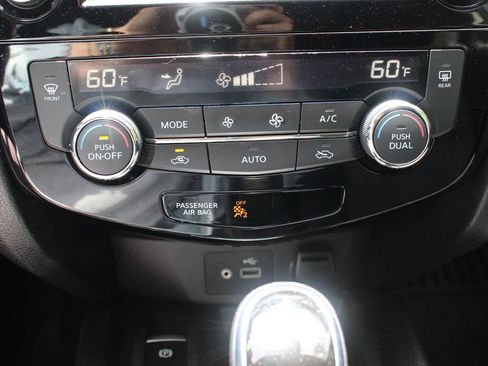 Used 2020 Nissan Rogue SV w/ Premium Package image 31