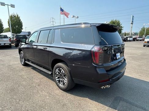 Used 2025 Chevrolet Suburban Z71 AWD/4WD image 3
