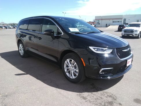 New 2026 Chrysler Pacifica Select image 4