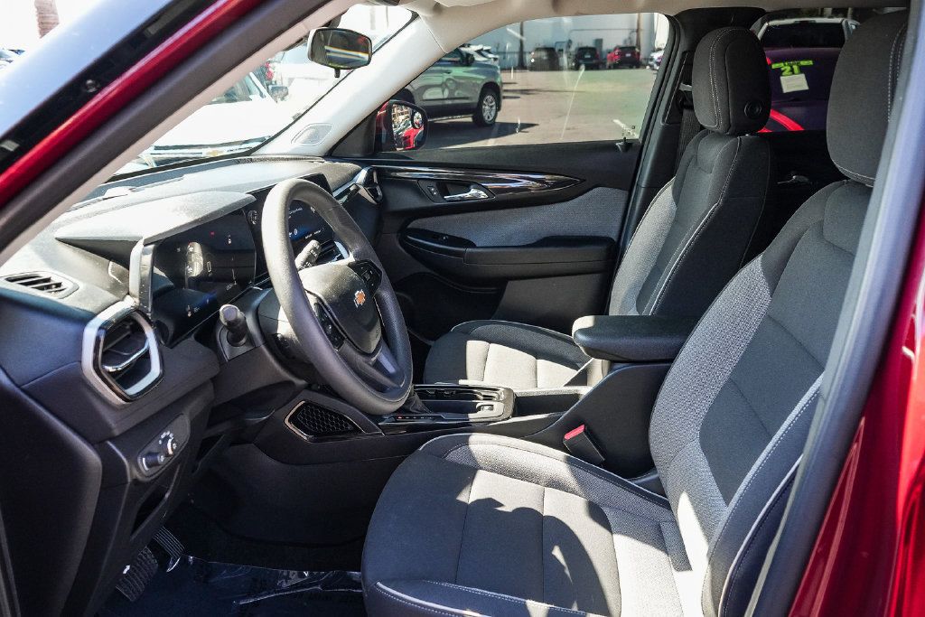 Used 2025 Chevrolet TrailBlazer LT FWD image 16
