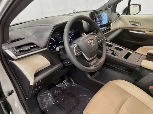 Used 2021 Toyota Sienna XLE w/ XLE Plus Package FWD image 9