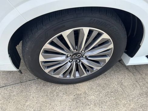 Used 2025 INFINITI QX80 Sensory AWD/4WD image 9
