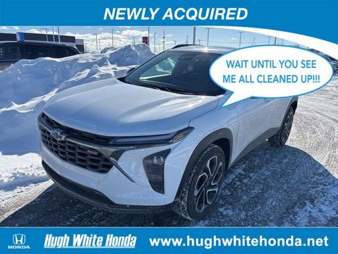 Used 2025 Chevrolet Trax RS w/ Sunroof Package image 1