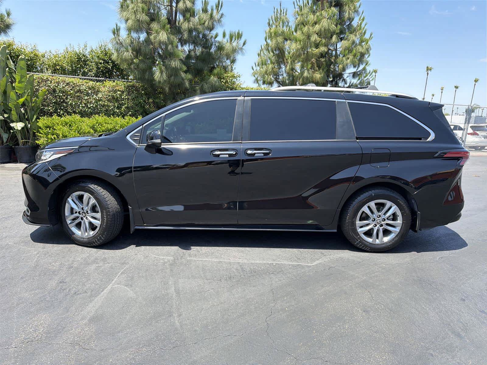 Used 2021 Toyota Sienna Limited AWD/4WD image 3