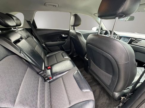 Used 2017 Kia Niro EX FWD image 11
