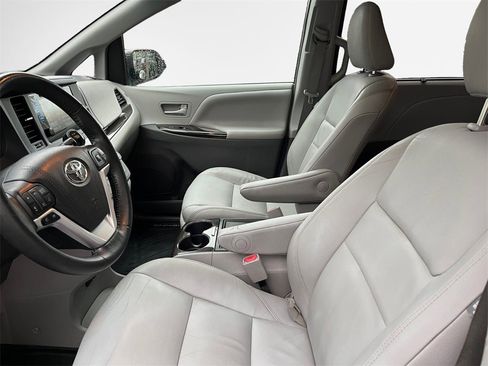 Used 2017 Toyota Sienna XLE Premium image 12