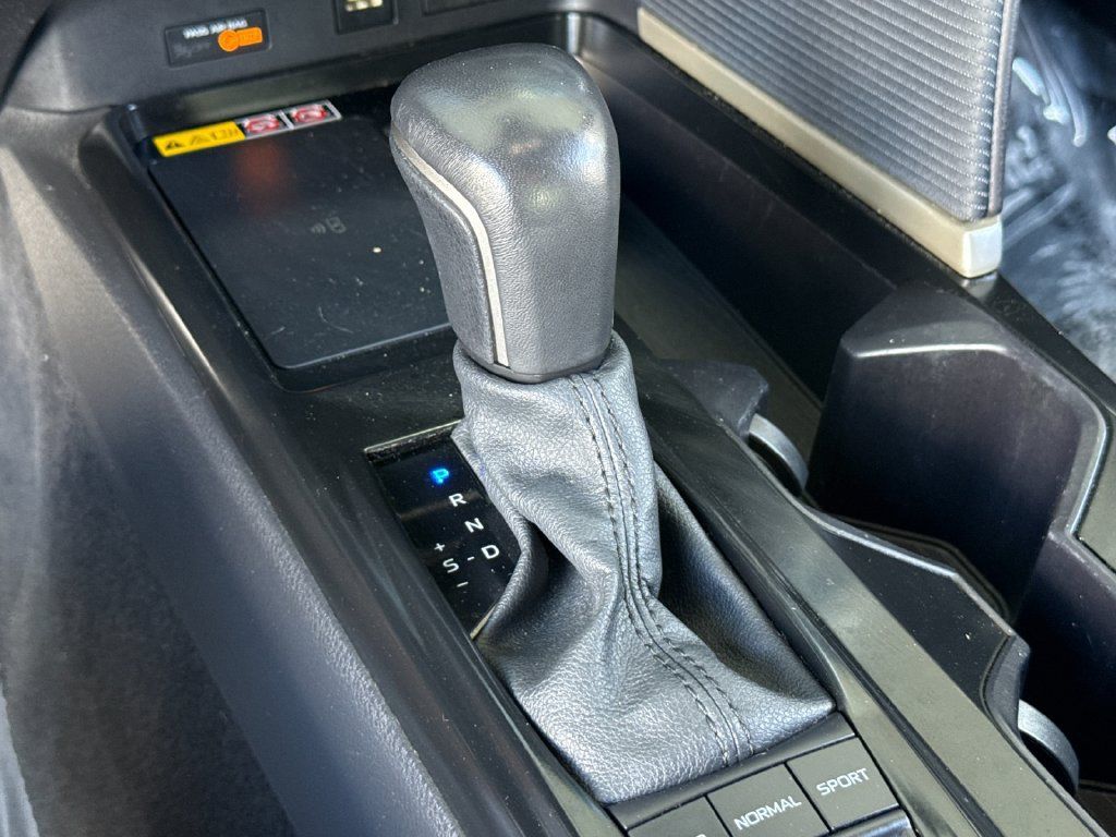 Used 2025 Toyota Camry SE FWD image 19