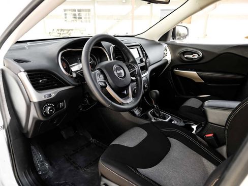 Used 2018 Jeep Cherokee Latitude image 3