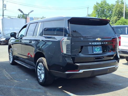 Used 2026 Chevrolet Suburban LT w/ Comfort Package AWD/4WD image 4
