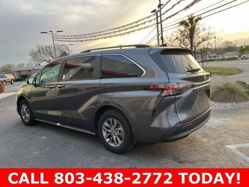 Used 2025 Toyota Sienna XLE image 39