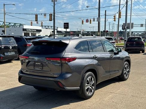 Used 2022 Toyota Highlander XLE AWD/4WD image 7