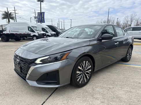 Used 2025 Nissan Altima 2.5 SV FWD image 4