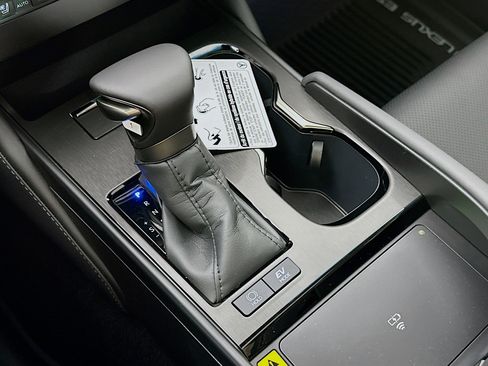 New 2025 Lexus ES 300h w/ Premium Package image 17