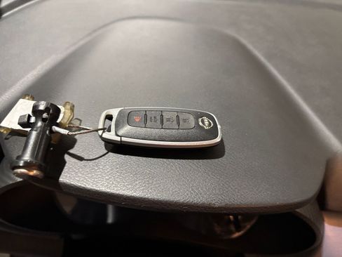 Used 2025 Nissan Versa SV FWD image 21
