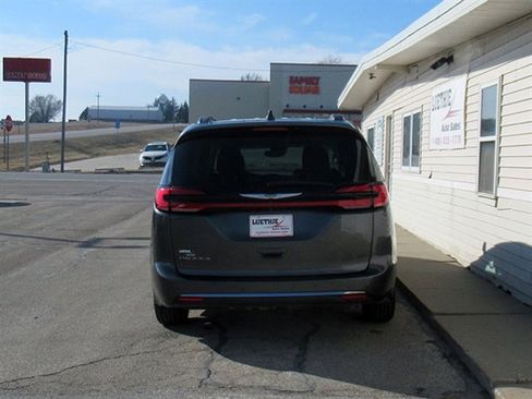 Used 2022 Chrysler Pacifica Touring-L image 8