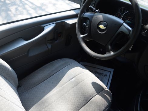 Used 2014 Chevrolet Express 3500 RWD image 2
