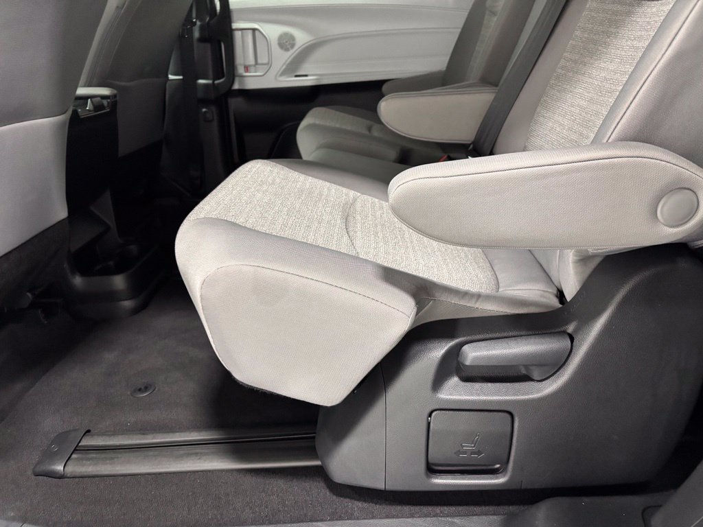 Used 2026 Toyota Sienna LE FWD image 48