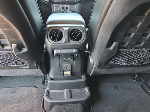 Used 2022 Jeep Wrangler Unlimited Rubicon w/ Cold Weather Group AWD/4WD image 33