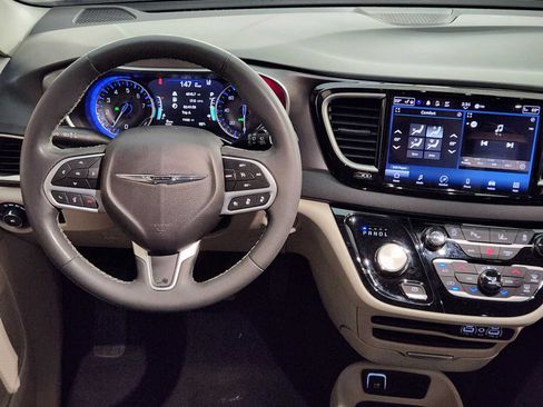 Used 2023 Chrysler Pacifica Touring-L FWD image 27