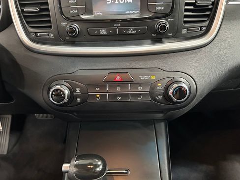 Used 2017 Kia Sorento AWD image 18