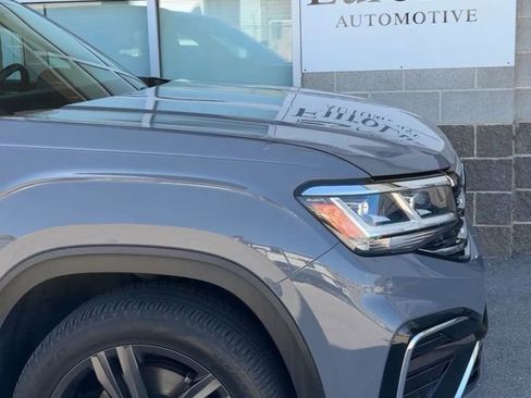 Used 2022 Volkswagen Atlas Cross Sport SEL R-Line AWD/4WD image 2