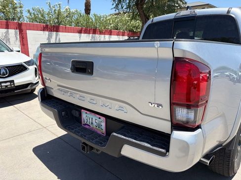 Used 2022 Toyota Tacoma SR5 w/ Technology Package AWD/4WD image 4