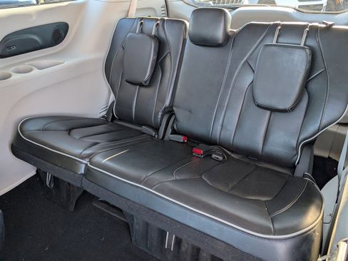 Used 2024 Chrysler Pacifica Limited image 16