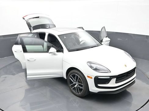 Certified 2024 Porsche Macan AWD/4WD image 31