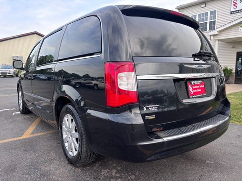 Used 2014 Chrysler Town & Country Touring FWD image 8