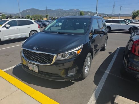 Used 2018 Kia Sedona LX w/ LX Essentials Premium Package FWD image 4