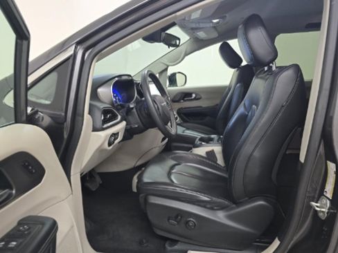 Used 2023 Chrysler Pacifica Touring-L FWD image 7