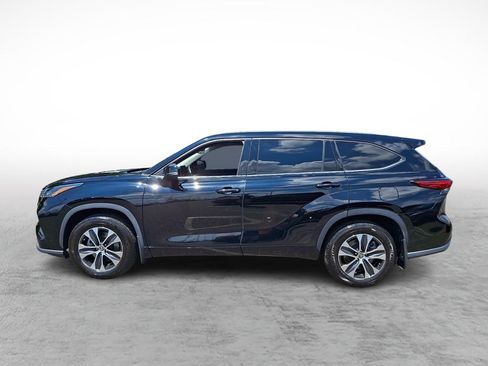 Used 2022 Toyota Highlander XLE AWD/4WD image 2
