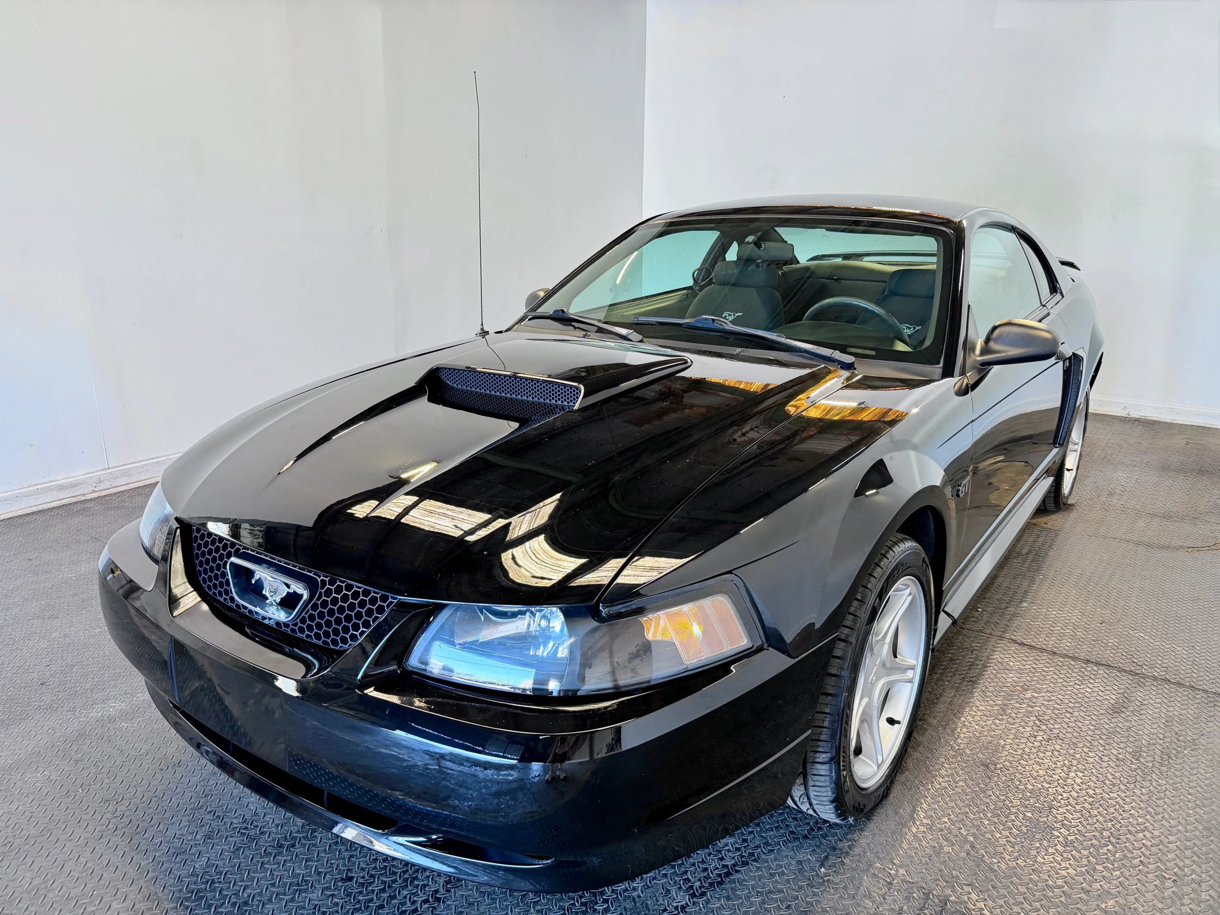 Used 2001 Ford Mustang GT RWD image 2