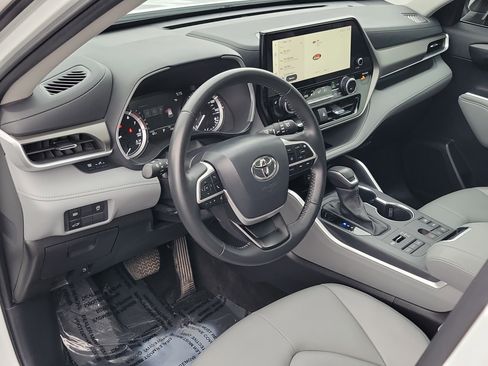 Certified 2025 Toyota Highlander XLE image 19