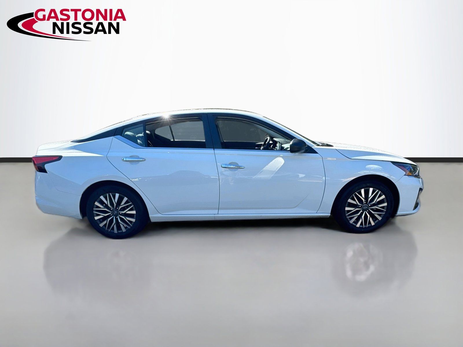 Used 2025 Nissan Altima 2.5 SV FWD image 10