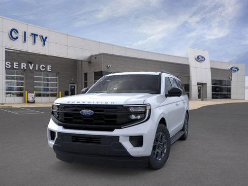 New 2025 Ford Expedition Active image 4