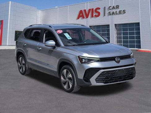 Used 2025 Volkswagen Taos SE AWD/4WD image 3