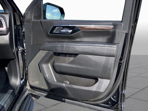 Used 2025 Chevrolet Suburban LT RWD image 22