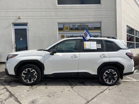 Used 2025 Subaru Forester Premium image 2