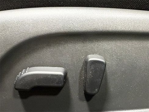 Used 2020 Nissan Pathfinder SV image 16