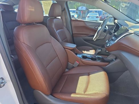 Used 2017 Chevrolet Malibu LT w/ Leather Package FWD image 13