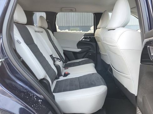 Used 2025 Mitsubishi Outlander SE image 12